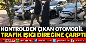OTOMOBİL TRAFİK IŞIĞI DİREĞİNE ÇARPTI