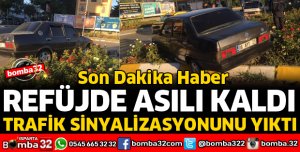 OTOMOBİL TRAFİK SİNYALİZASYONUNU YIKTI REFÜJDE ASILI KALDI