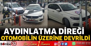 Otomobilin üzerine aydınlatma direği devrildi