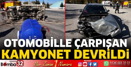 Otomobille çarpışan kamyonet devrildi