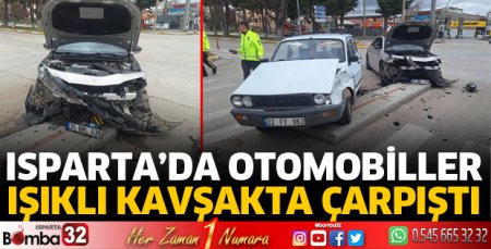 Otomobiller çarpıştı 