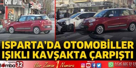 Otomobiller ışıklı kavşakta çarpıştı