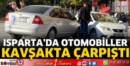 Otomobiller kavşakta çarpıştı 