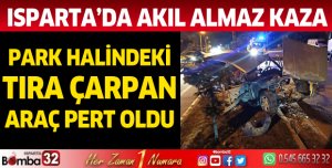 Park halindeki TIR'a çarpan araç pert oldu