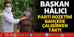 PARTİ ROZETİNİ BAHÇEDE TAKTI