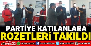 Partiye yeni katılanlara rozetleri takıldı