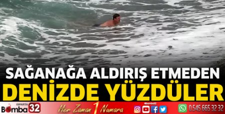 Sağanağa aldırış etmeden denizde yüzdüler