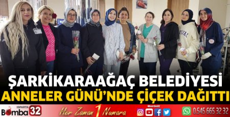 Şarkikaraağaç Belediyesi Anneler Günü’nde çiçek dağıttı