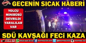 SDÜ KAVŞAĞINDA YOLCU MİNİBÜSÜ DEVRİLDİ YARALILAR VAR