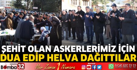 Şehit olan askerlerimiz için dua edip helva dağıttılar