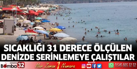 Sıcaklığı 31 derece ölçülen denizde serinlemeye çalıştılar
