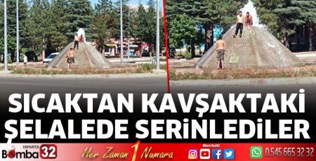 Sıcaktan kavşaktaki şelalede serinledirler