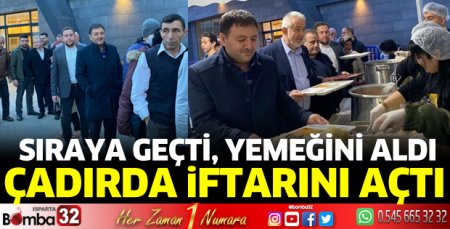 Sıraya girdi, yemeğini alıp, vatandaşlarla iftar açtı