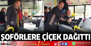 Şoförlere çiçek dağıttı