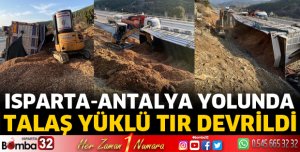 Talaş yüklü tır devrildi