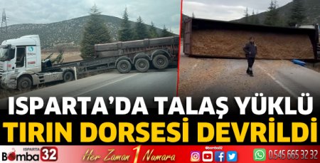 Talaş yüklü tırın dorsesi devrildi 