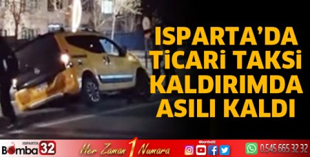 Ticari taksi kaldırımda asılı kaldı