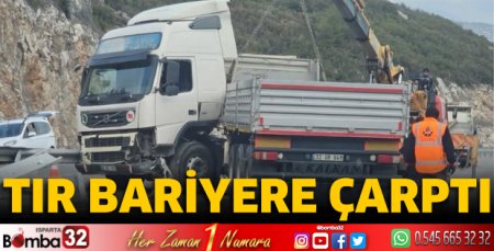 Tır bariyere çarptı