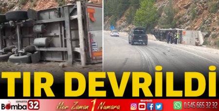 Tır devrildi