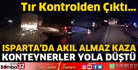 Tırın dorsesinden konteynerler yola düştü