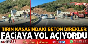 Tırın kasasındaki beton direkler yola saçıldı