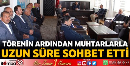 Törenin ardından muhtarlarla uzun süre sohbet etti