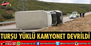 TURŞU YÜKLÜ KAMYONET DEVRİLDİ