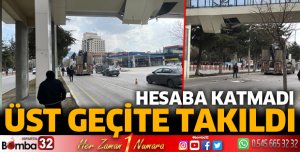 Üst geçite takıldı