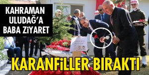 VATAN KAHRAMANINA KIRMIZI VE BEYAZ KARANFİL BIRAKTILAR