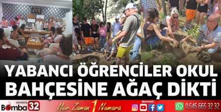 Yabancı öğrenciler okul bahçesine ağaç dikti