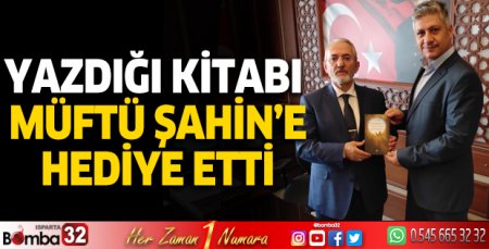 Yazdığı kitabı müftü Şahin’e hediye etti