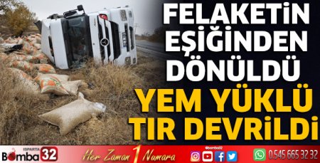 Yem yüklü tır devrildi