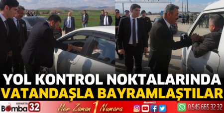 Yol kontrol noktalarında vatandaşla bayramlaştılar