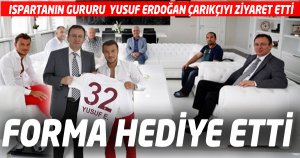 YUSUF ERDOĞAN ÇARIKÇI'YA FORMA HEDİYE ETTİ