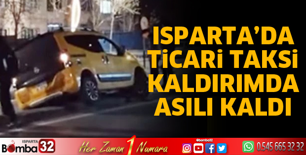 Ticari taksi kaldırımda asılı kaldı