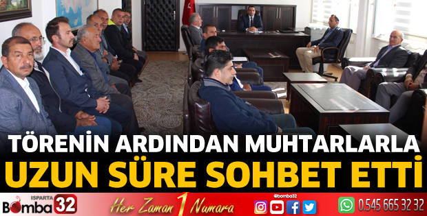 Törenin ardından muhtarlarla uzun süre sohbet etti