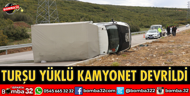 TURŞU YÜKLÜ KAMYONET DEVRİLDİ