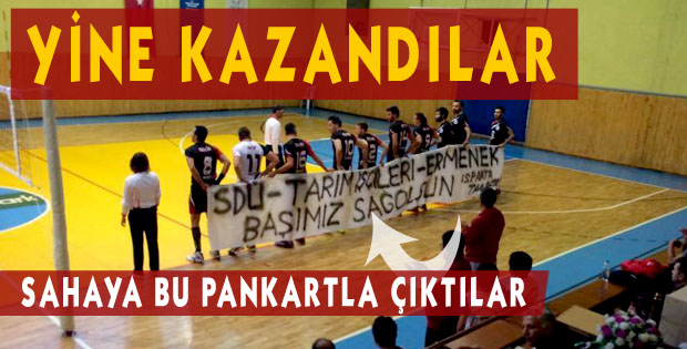 Voleybolcular Sahaya Pankartla Çıktı