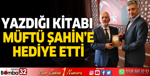 Yazdığı kitabı müftü Şahin’e hediye etti